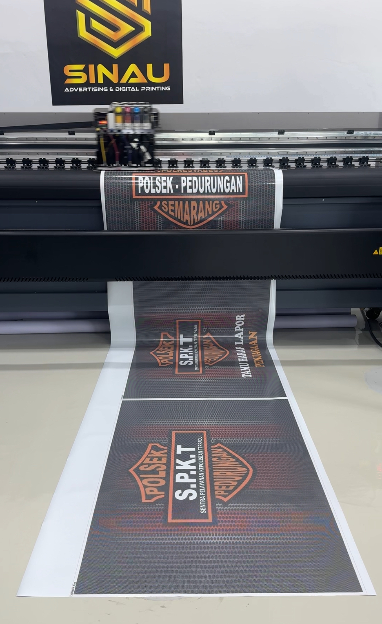 Stiker Blackout (dasar hitam)